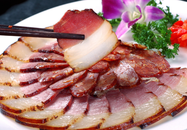 臘肉曬了幾天表面白色 臘肉上的白色是壞了嗎 臘肉曬了幾天表面白色 臘肉上的白色是壞了嗎