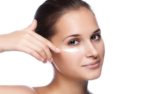 眼皮松弛怎么保養(yǎng) 眼皮松弛保養(yǎng)的技巧 眼皮松弛怎么保養(yǎng) 眼皮松弛保養(yǎng)的技巧