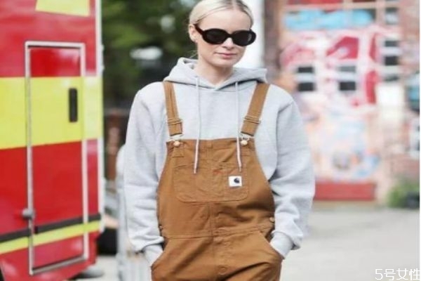 背帶褲搭配什么衣服 矮個(gè)子適合穿背帶褲嗎 背帶褲搭配什么衣服 矮個(gè)子適合穿背帶褲嗎