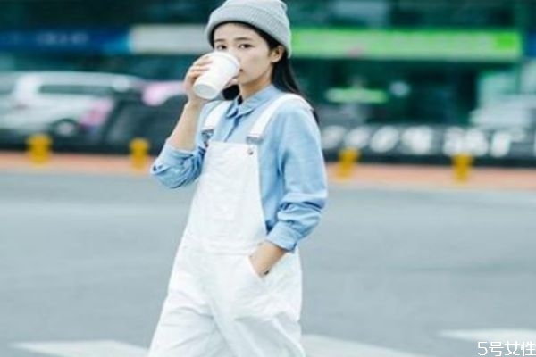 背帶褲搭配什么衣服 矮個(gè)子適合穿背帶褲嗎 背帶褲搭配什么衣服 矮個(gè)子適合穿背帶褲嗎