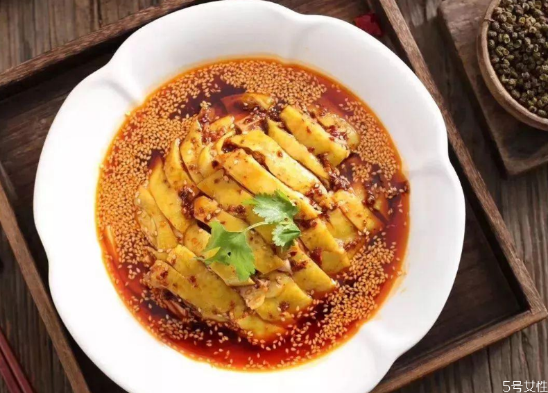 口水雞為什么那么黃 口水雞怎樣做才會發(fā)黃 口水雞為什么那么黃 口水雞怎樣做才會發(fā)黃