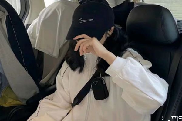 棒球帽怎樣搭配最好看 戴棒球帽有哪些風(fēng)格 棒球帽怎樣搭配最好看 戴棒球帽有哪些風(fēng)格