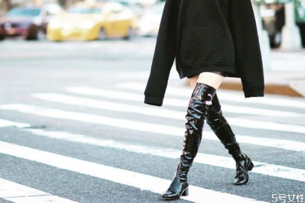 過(guò)膝靴里面穿什么襪子 過(guò)膝靴里面需要穿什么