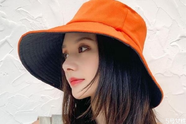 ?戴漁夫帽怎么扎頭發(fā) 適合帶漁夫帽的發(fā)型 ?戴漁夫帽怎么扎頭發(fā) 適合帶漁夫帽的發(fā)型