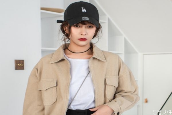 黑色棒球帽搭配什么顏色上衣 棒球帽怎么戴不會掉 黑色棒球帽搭配什么顏色上衣 棒球帽怎么戴不會掉