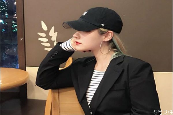 黑色棒球帽搭配什么顏色上衣 棒球帽怎么戴不會掉 黑色棒球帽搭配什么顏色上衣 棒球帽怎么戴不會掉