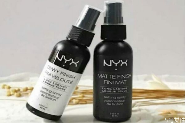 定妝噴霧是不是保濕水 定妝噴霧可以當保濕水嗎 定妝噴霧是不是保濕水 定妝噴霧可以當保濕水嗎