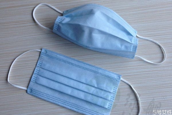 醫(yī)生用的口罩為什么是藍色 醫(yī)用口罩的正反面怎么區(qū)分 醫(yī)生用的口罩為什么是藍色 醫(yī)用口罩的正反面怎么區(qū)分
