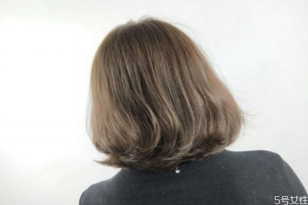 染發(fā)后怎么洗頭不掉色 染發(fā)后用什么產(chǎn)品能固色 染發(fā)后怎么洗頭不掉色 染發(fā)后用什么產(chǎn)品能固色