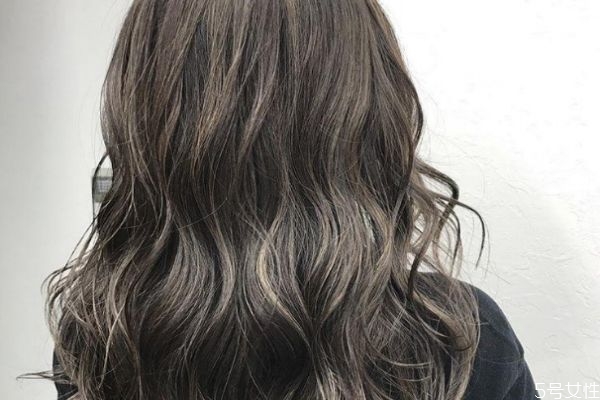 染發(fā)后怎么洗頭不掉色 染發(fā)后用什么產(chǎn)品能固色 染發(fā)后怎么洗頭不掉色 染發(fā)后用什么產(chǎn)品能固色