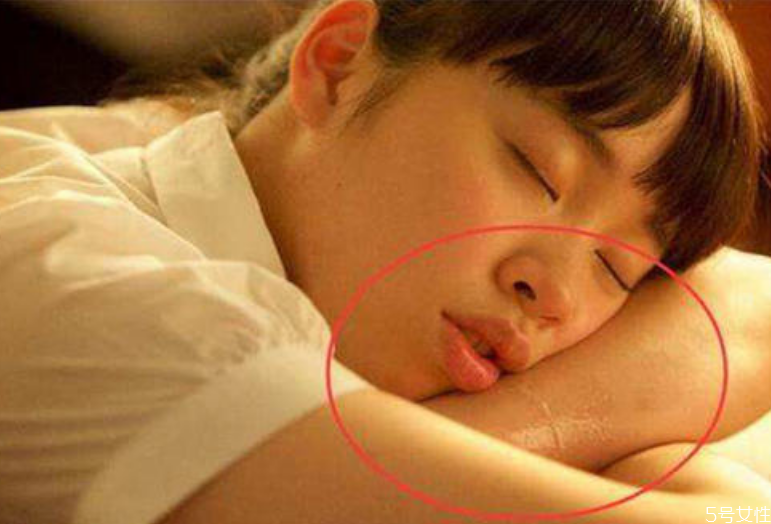 睡覺流口水臭是什么原因 晚上睡覺流口水很臭怎么治 睡覺流口水臭是什么原因 晚上睡覺流口水很臭怎么治