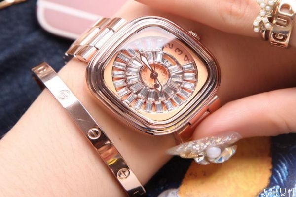 女人手上戴什么有氣質 手鐲和手表同時帶怎么帶