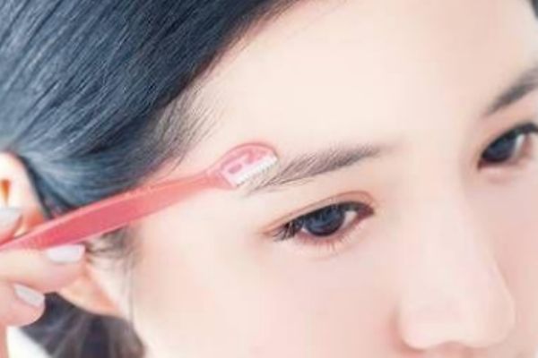 如何修剪眉毛 修剪眉毛的技巧 如何修剪眉毛 修剪眉毛的技巧