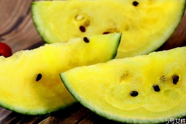 特小鳳西瓜的營(yíng)養(yǎng)價(jià)值 黃瓤西瓜和紅瓤西瓜有什么區(qū)別 特小鳳西瓜的營(yíng)養(yǎng)價(jià)值 黃瓤西瓜和紅瓤西瓜有什么區(qū)別