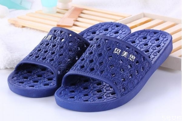 拖鞋磨腳是質(zhì)量問(wèn)題嗎 拖鞋腳背會(huì)磨腳怎么辦 拖鞋磨腳是質(zhì)量問(wèn)題嗎 拖鞋腳背會(huì)磨腳怎么辦