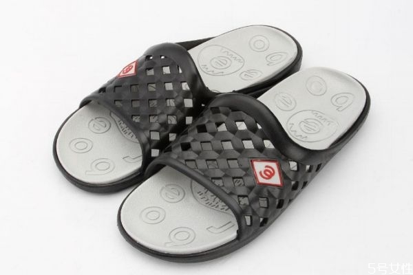 塑料拖鞋味道很重能穿嗎 拖鞋有異味怎么快速去除 塑料拖鞋味道很重能穿嗎 拖鞋有異味怎么快速去除