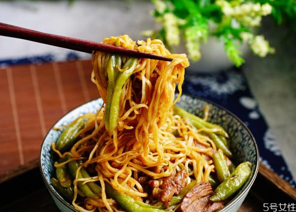 燜面太咸了怎么辦 面條有點(diǎn)咸咋辦 燜面太咸了怎么辦 面條有點(diǎn)咸咋辦