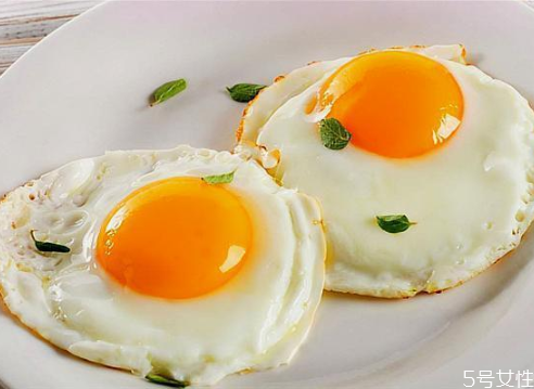 煎荷包蛋用冷油還是熱油 冷油下鍋熱油下鍋區(qū)別 煎荷包蛋用冷油還是熱油 冷油下鍋熱油下鍋區(qū)別