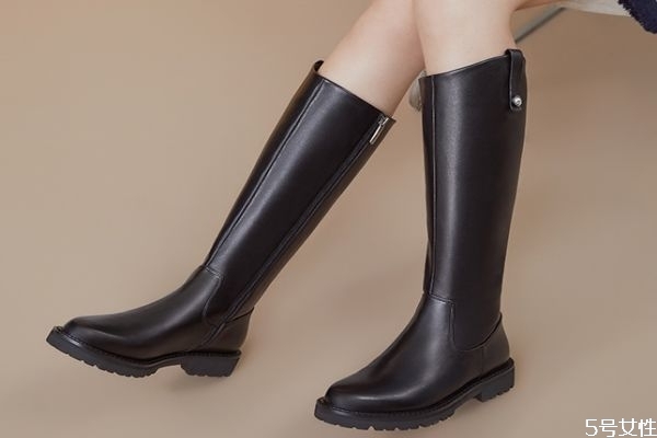 腿不直的女生能穿長(zhǎng)筒靴嗎 長(zhǎng)筒靴不好穿脫怎么辦 腿不直的女生能穿長(zhǎng)筒靴嗎 長(zhǎng)筒靴不好穿脫怎么辦