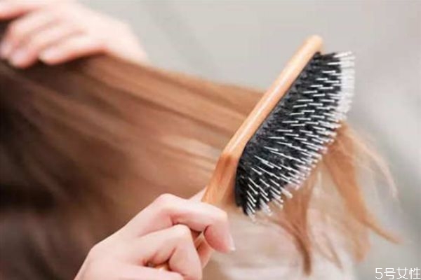 冬天頭發(fā)起靜電嚴(yán)重如何解決 什么梳子防靜電效果好 冬天頭發(fā)起靜電嚴(yán)重如何解決 什么梳子防靜電效果好