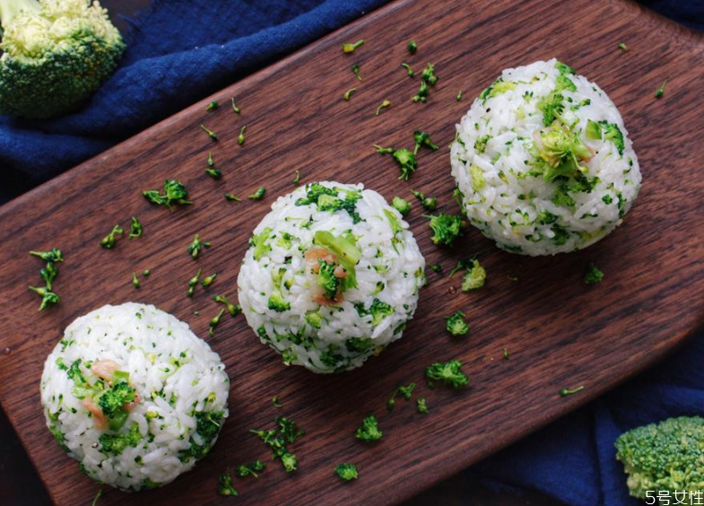 飯團(tuán)可以不加熱直接吃嗎 飯團(tuán)怎么加熱 飯團(tuán)可以不加熱直接吃嗎 飯團(tuán)怎么加熱