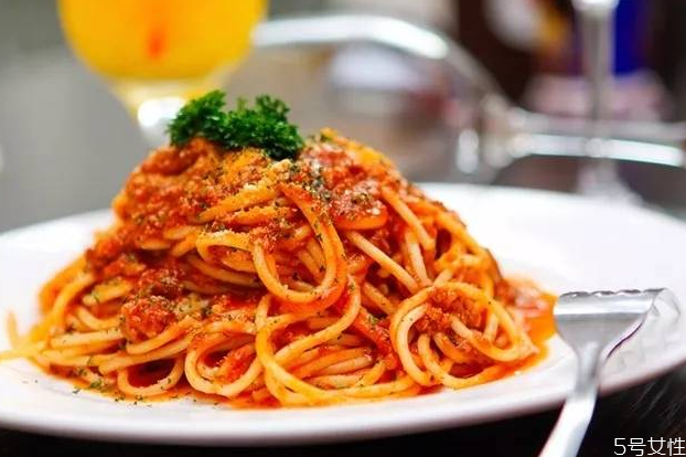 煮意大利面為什么要放鹽 煮意面加多少鹽合適 煮意大利面為什么要放鹽 煮意面加多少鹽合適