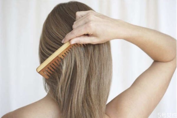 冬天頭發(fā)起靜電嚴(yán)重如何解決 什么梳子防靜電效果好 冬天頭發(fā)起靜電嚴(yán)重如何解決 什么梳子防靜電效果好