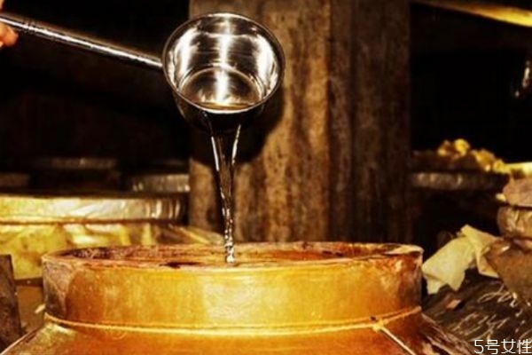 白酒怎么區(qū)分糧食酒和勾兌酒 白酒清香和濃香醬香意思 白酒怎么區(qū)分糧食酒和勾兌酒 白酒清香和濃香醬香意思