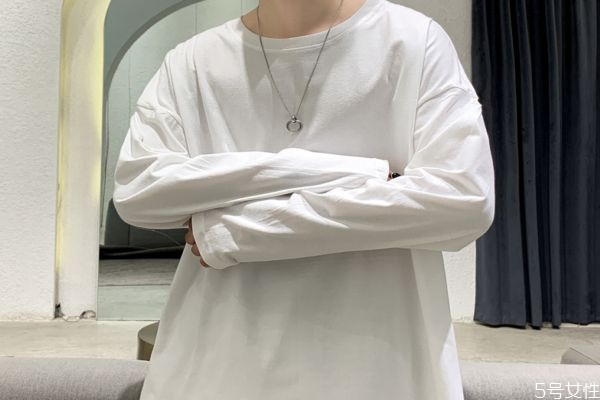 大量出汗衣服上有白色正常嗎 出汗留下的白堿怎么處理 大量出汗衣服上有白色正常嗎 出汗留下的白堿怎么處理