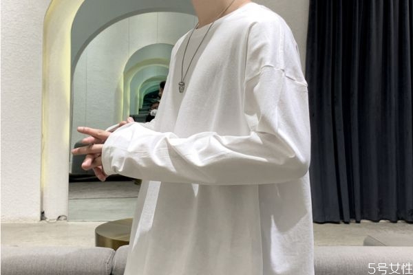 大量出汗衣服上有白色正常嗎 出汗留下的白堿怎么處理 大量出汗衣服上有白色正常嗎 出汗留下的白堿怎么處理