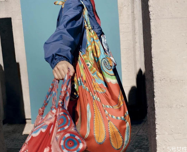 絲巾怎么纏包包 絲巾裝飾包包的方法 絲巾怎么纏包包 絲巾裝飾包包的方法