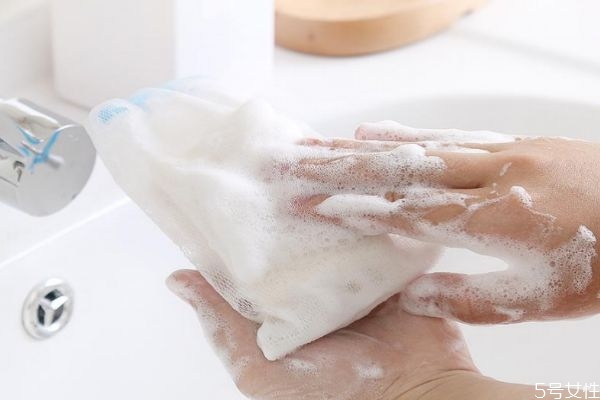 起泡網(wǎng)可以洗澡嗎 起泡網(wǎng)和浴球的區(qū)別 起泡網(wǎng)可以洗澡嗎 起泡網(wǎng)和浴球的區(qū)別