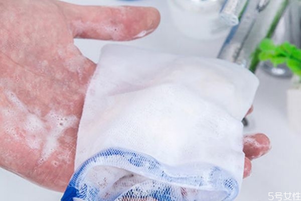 用起泡網(wǎng)洗臉的好處 起泡網(wǎng)的作用介紹 用起泡網(wǎng)洗臉的好處 起泡網(wǎng)的作用介紹