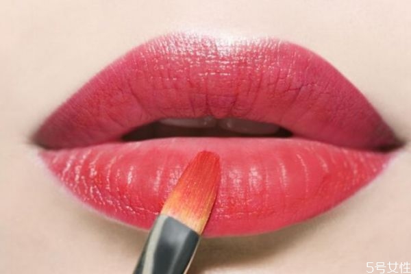唇釉跟口紅有什么區(qū)別 口紅和唇釉哪個更自然 唇釉跟口紅有什么區(qū)別 口紅和唇釉哪個更自然
