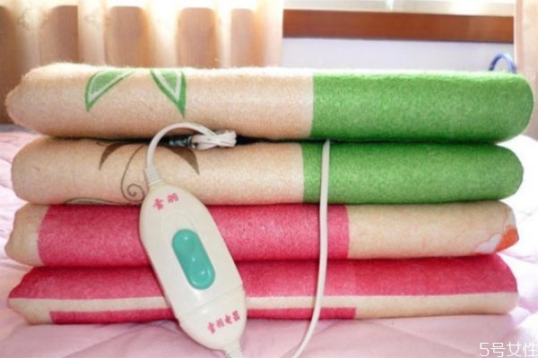 電熱毯買大了可以垂下來(lái)嗎 電熱毯太大了怎么辦 電熱毯買大了可以垂下來(lái)嗎 電熱毯太大了怎么辦