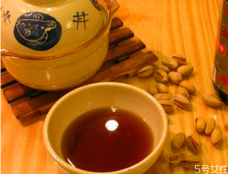 黃酒喝半甜還是半干好 黃酒半甜型和半干型的區(qū)別 黃酒喝半甜還是半干好 黃酒半甜型和半干型的區(qū)別