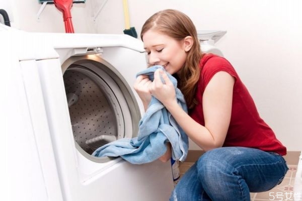 牙膏沫弄衣服留下白印怎么清理 牙膏沫弄衣服上怎么辦 牙膏沫弄衣服留下白印怎么清理 牙膏沫弄衣服上怎么辦