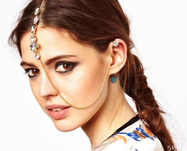 舌釘是怎么打上去的 自己打舌釘如何找位置 舌釘是怎么打上去的 自己打舌釘如何找位置