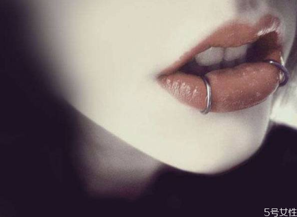 自己怎么取唇釘 唇釘擰太緊了怎么辦 自己怎么取唇釘 唇釘擰太緊了怎么辦