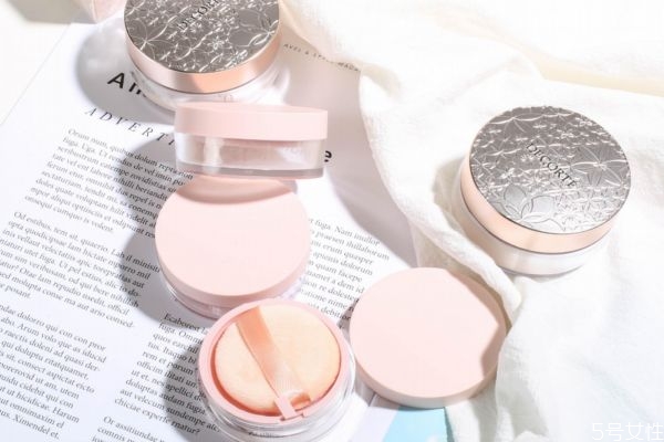 散粉后還能用氣墊補(bǔ)妝嗎 氣墊用過(guò)之后用散粉嗎 散粉后還能用氣墊補(bǔ)妝嗎 氣墊用過(guò)之后用散粉嗎