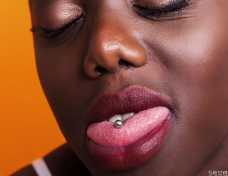 舌釘周圍一圈白色 舌釘增生了怎么去除 舌釘周圍一圈白色 舌釘增生了怎么去除