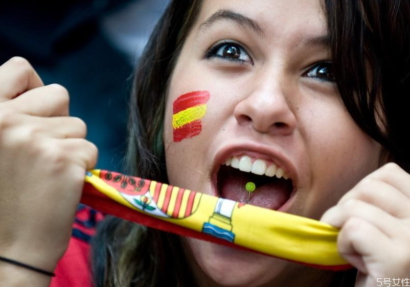 舌釘周圍一圈白色 舌釘增生了怎么去除 舌釘周圍一圈白色 舌釘增生了怎么去除