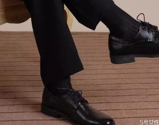 皮鞋穿長(zhǎng)襪還是短襪 皮鞋配什么襪子好看 皮鞋穿長(zhǎng)襪還是短襪 皮鞋配什么襪子好看