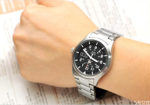 戴手表睡覺對身體有害嗎 女人戴手表的風水禁忌 戴手表睡覺對身體有害嗎 女人戴手表的風水禁忌