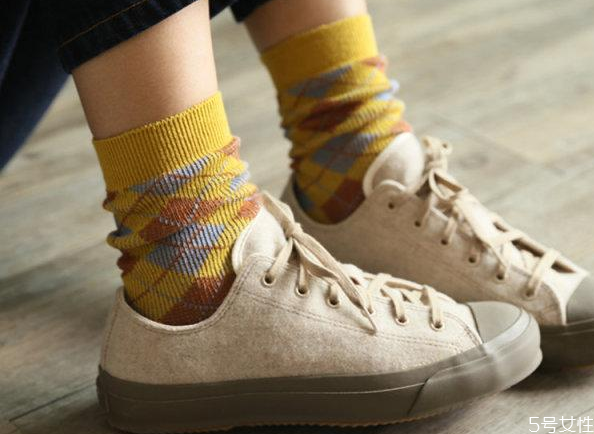 冬季小皮鞋配什么襪子 女生穿小皮鞋搭配什么襪子 冬季小皮鞋配什么襪子 女生穿小皮鞋搭配什么襪子