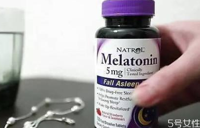 吃了褪黑素還是睡不著 為什么吃褪黑素還失眠 吃了褪黑素還是睡不著 為什么吃褪黑素還失眠