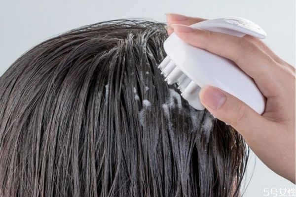 經(jīng)常洗頭發(fā)頭發(fā)會長的更快嗎 天天洗頭發(fā)會脫發(fā)嗎 經(jīng)常洗頭發(fā)頭發(fā)會長的更快嗎 天天洗頭發(fā)會脫發(fā)嗎