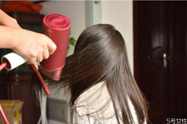 吹風(fēng)機(jī)可以連續(xù)吹幾個(gè)小時(shí) 吹風(fēng)機(jī)開一晚上會(huì)怎樣 吹風(fēng)機(jī)可以連續(xù)吹幾個(gè)小時(shí) 吹風(fēng)機(jī)開一晚上會(huì)怎樣