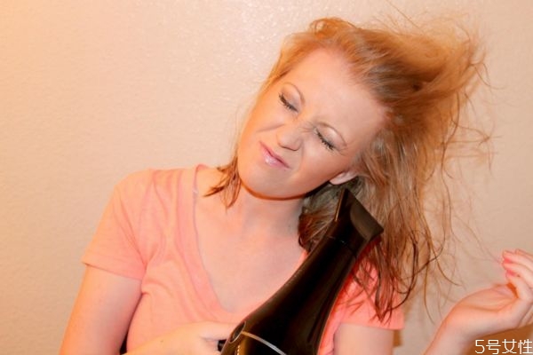 怎么預防吹風機里面進頭發(fā) 頭發(fā)卷進吹風機里怎么拿出來 怎么預防吹風機里面進頭發(fā) 頭發(fā)卷進吹風機里怎么拿出來