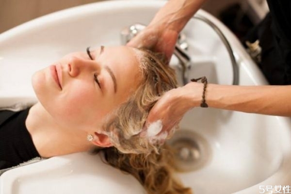 經(jīng)常洗頭發(fā)頭發(fā)會長的更快嗎 天天洗頭發(fā)會脫發(fā)嗎 經(jīng)常洗頭發(fā)頭發(fā)會長的更快嗎 天天洗頭發(fā)會脫發(fā)嗎